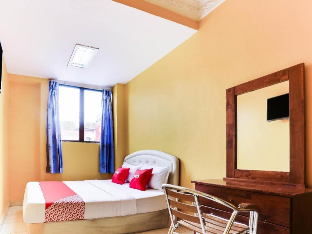 Oyo 89406 Lucky Budget Hotel نيلاي المظهر الخارجي الصورة