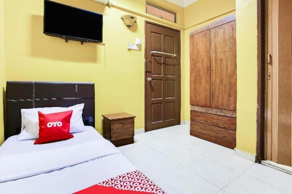 Oyo 89406 Lucky Budget Hotel نيلاي المظهر الخارجي الصورة