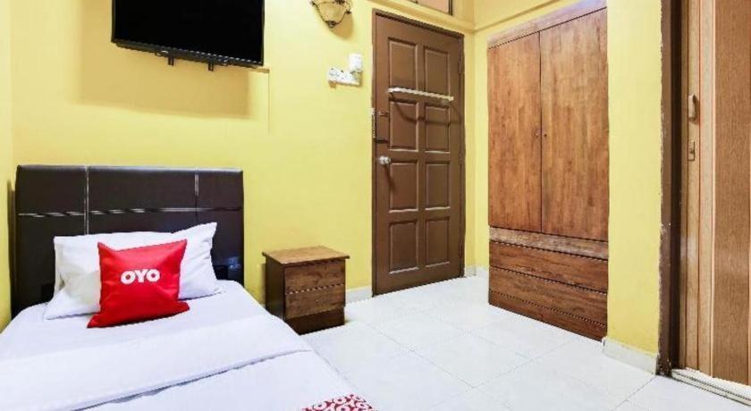 Oyo 89406 Lucky Budget Hotel نيلاي المظهر الخارجي الصورة