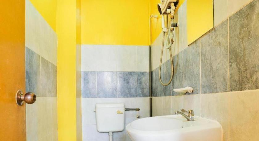 Oyo 89406 Lucky Budget Hotel نيلاي المظهر الخارجي الصورة
